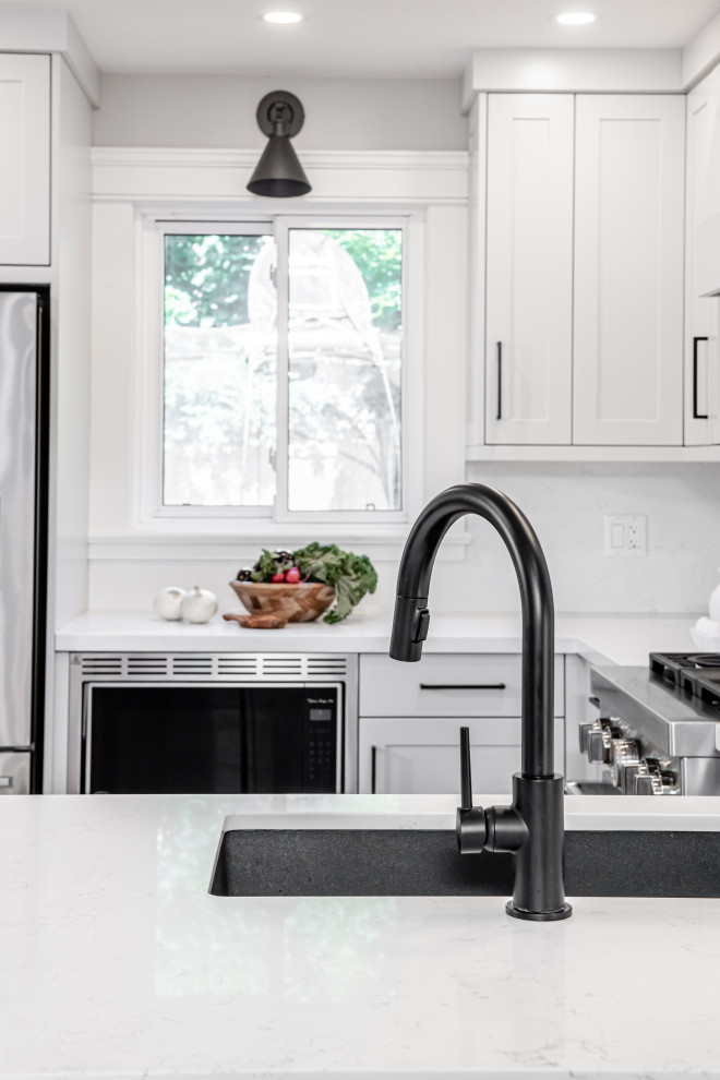 Example of a danish kitchen design in Toronto