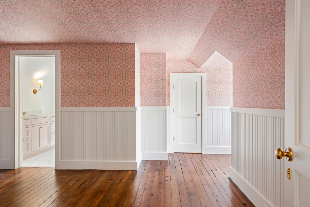 Klassisches Mädchenzimmer mit Schlafplatz, rosa Wandfarbe, braunem Holzboden, Tapetendecke und vertäfelten Wänden in Charleston