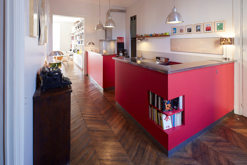 This is an example of a mid-sized eclectic u-shaped open plan kitchen in Paris with a peninsula.
