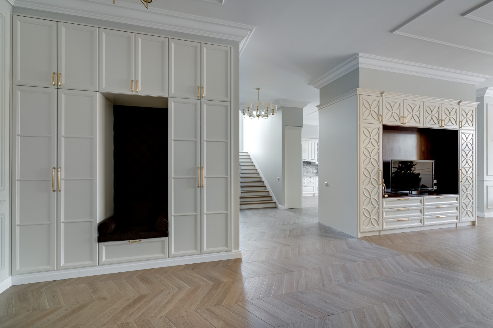 Просторная гостинная с функциональной мебелью