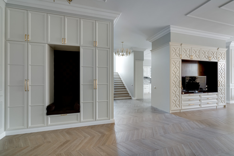 Просторная гостинная с функциональной мебелью