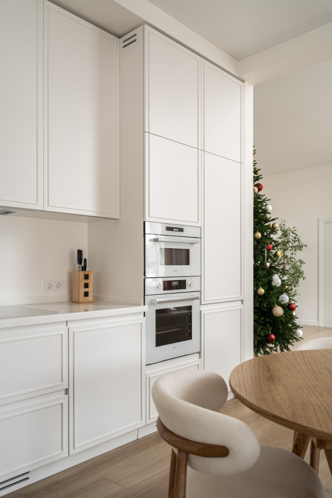 Белая кухня-гостиная