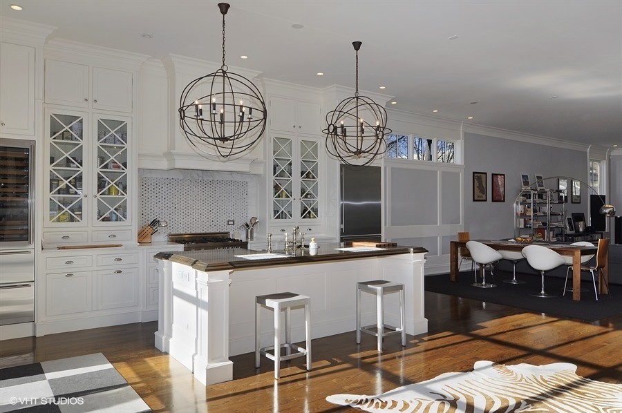 Example of a transitional kitchen design in Chicago