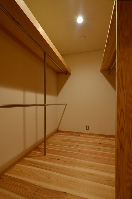 交野市　木の新築 skandinavisch-ankleidezimmer