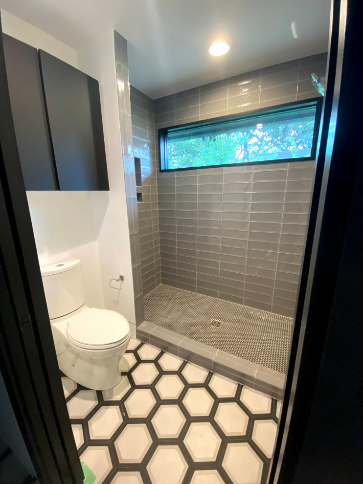 Ispirazione per una sauna minimalista di medie dimensioni con zona vasca/doccia separata, WC a due pezzi, piastrelle grigie, piastrelle in pietra, pareti bianche, pavimento in gres porcellanato, pavimento bianco, doccia aperta e un lavabo