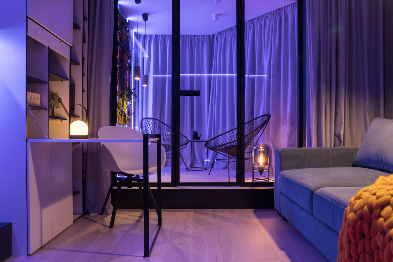 "Белый, серый и графит"