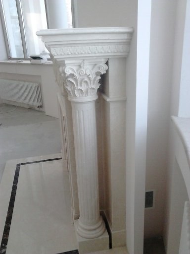 Резной каминный портал с круглыми колоннами