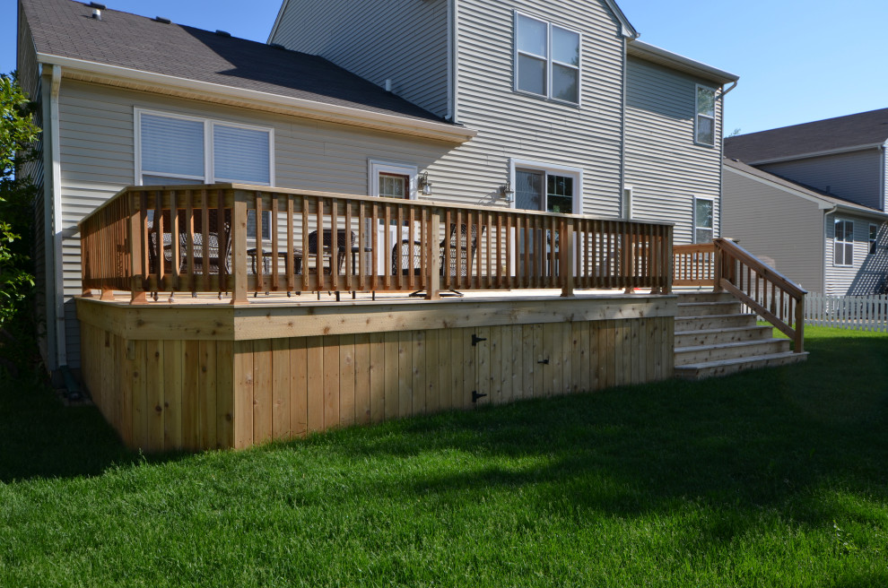 Deck - mid-sized traditional backyard deck idea with no cover