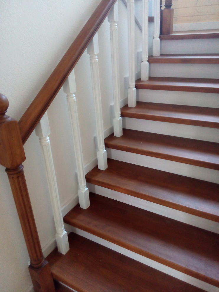 Лестница 2-х цветная с канелюрами