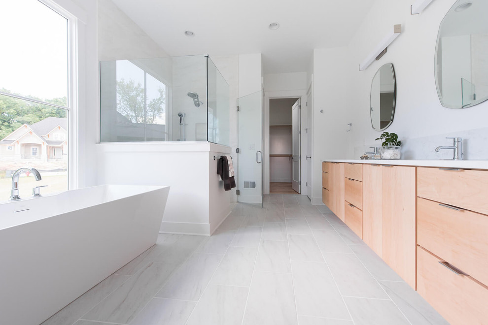 Minimalistisk inredning av ett mellanstort vit vitt en-suite badrum, med släta luckor, skåp i mellenmörkt trä, ett hörnbadkar, en dusch/badkar-kombination, vita väggar, ett undermonterad handfat och bänkskiva i kvarts