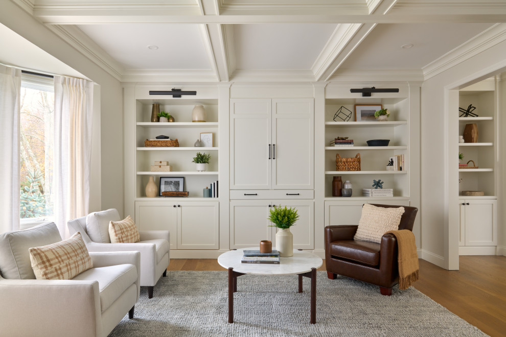 Imagen de salón abierto costero con paredes blancas, casetón y suelo de madera en tonos medios