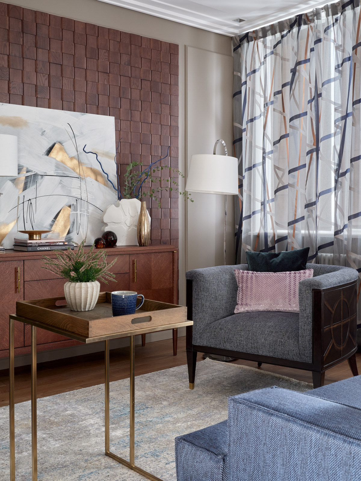 Современный интерьер с отсылкой к классике. Дизайнер Татьяна Нацвина.