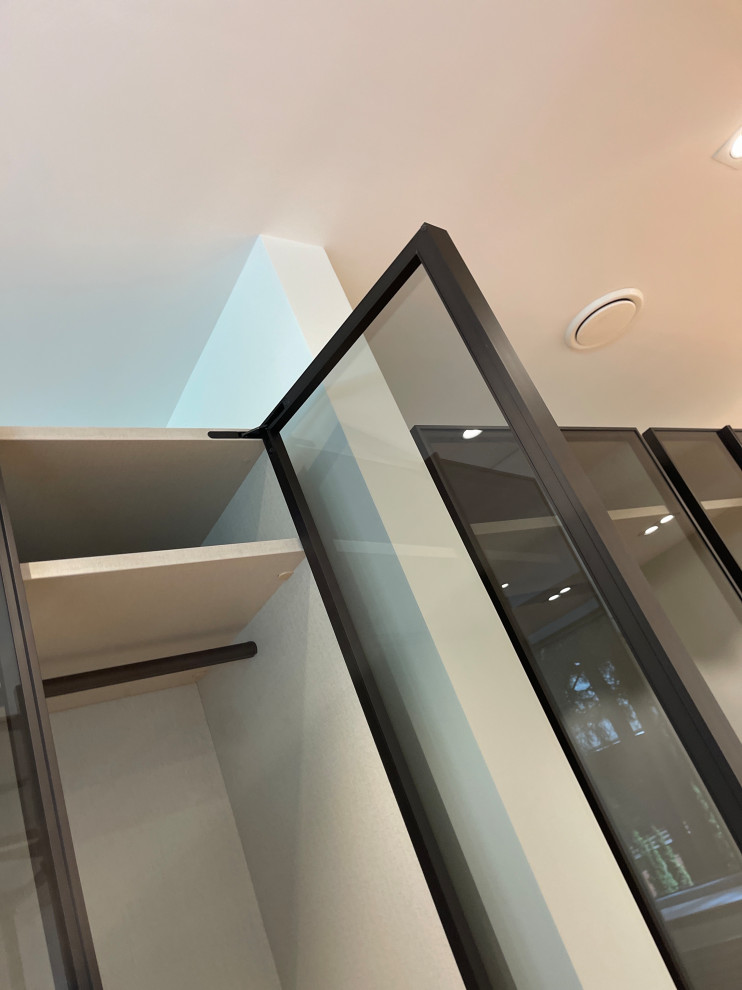 Распашной шкаф с системой RPE raumplus и Гардеробная система UNO raumplus