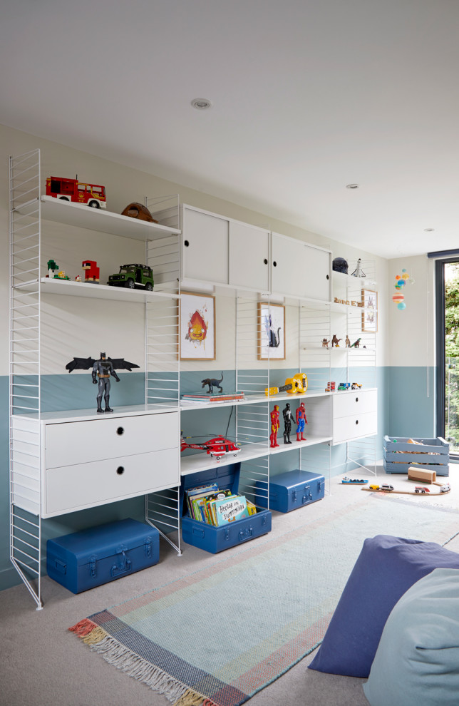 Cette photo montre une petite chambre d'enfant de 4 à 10 ans moderne avec un mur bleu, moquette et un sol beige.