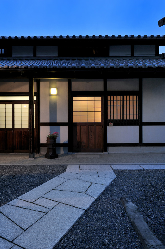 他の地域にあるトラディショナルスタイルのおしゃれな家の外観の写真