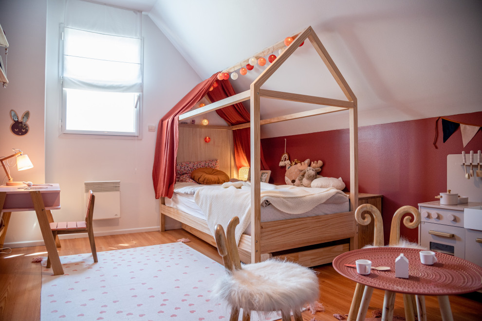 Aménagement d'une chambre d'enfant de 4 à 10 ans contemporaine de taille moyenne avec un mur rose et parquet clair.