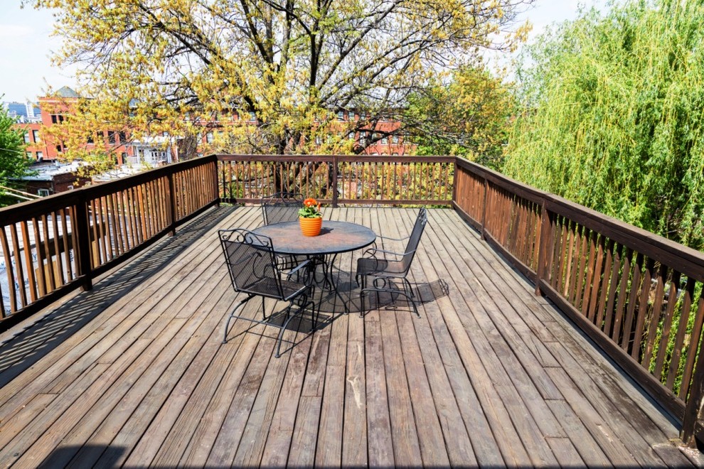 Inspiration for a small traditional rooftop deck in St Louis with no cover.