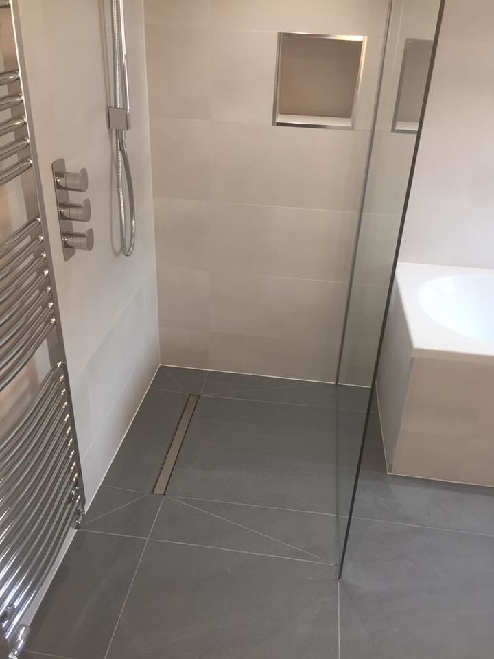 Inspiration for a mid-sized contemporary kids wet room bathroom in Cambridgeshire with flat-panel cabinets, white cabinets, a drop-in tub and an open shower.