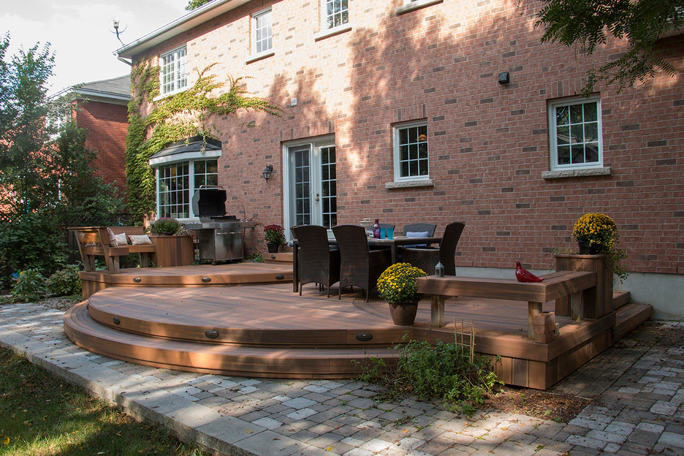 Design ideas for a traditional deck in Ottawa.