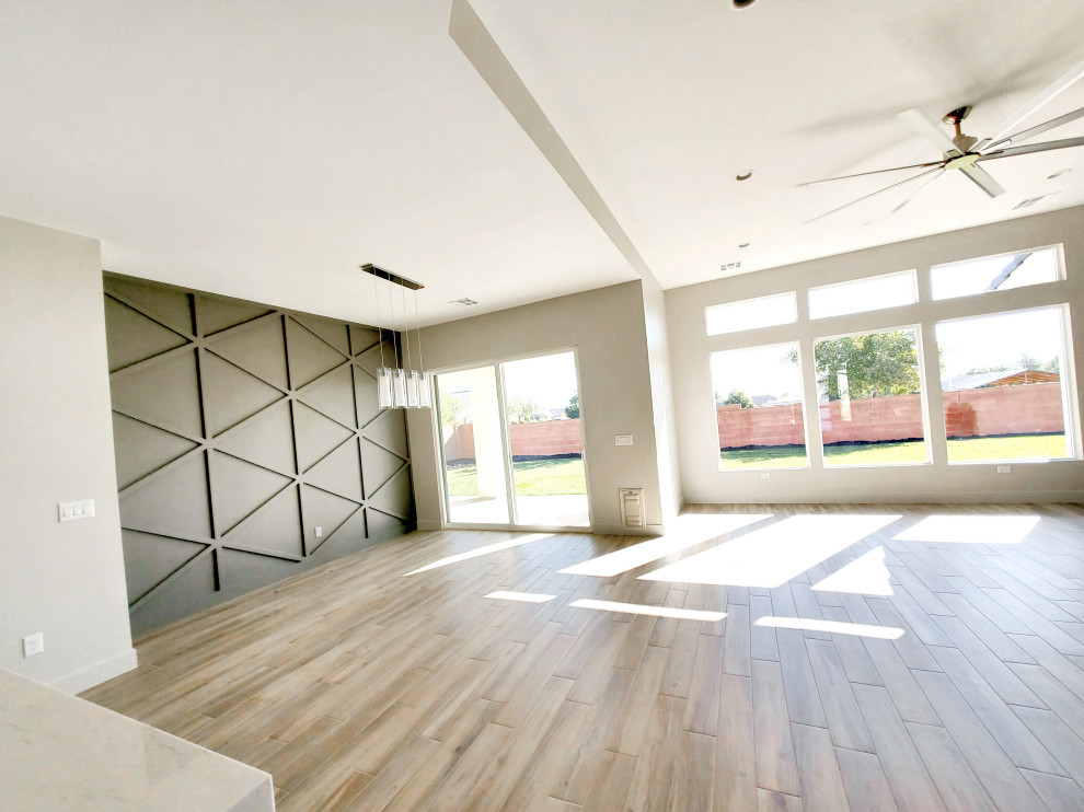 Diseño de salón abierto minimalista con paredes grises, suelo de baldosas de cerámica, suelo marrón, casetón y madera