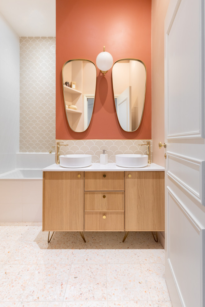 Пример оригинального дизайна: большая главная ванная комната в современном стиле с коричневыми фасадами, бежевой плиткой, полом из терраццо, накладной раковиной, бежевым полом, открытым душем и тумбой под две раковины