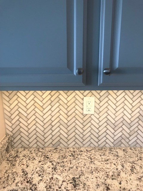 Kitchen pantry - mid-sized transitional u-shaped dark wood floor and gray floor kitchen pantry idea with an undermount sink, raised-panel cabinets, gray cabinets, granite countertops, white backsplash, marble backsplash, stainless steel appliances, an island and gray countertops