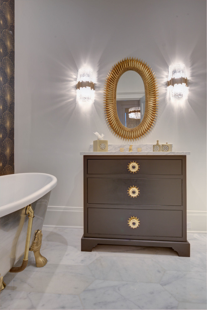 Exempel på ett klassiskt flerfärgad flerfärgat en-suite badrum, med bruna skåp, ett badkar med tassar, vita väggar, ett nedsänkt handfat och flerfärgat golv