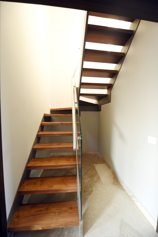 Design ideas for a modern staircase in Delhi.