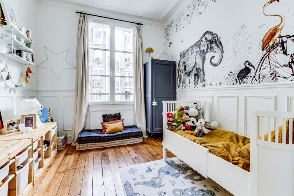 Exemple d'une chambre d'enfant de 4 à 10 ans tendance de taille moyenne avec un mur blanc, parquet clair, un sol beige et du papier peint.