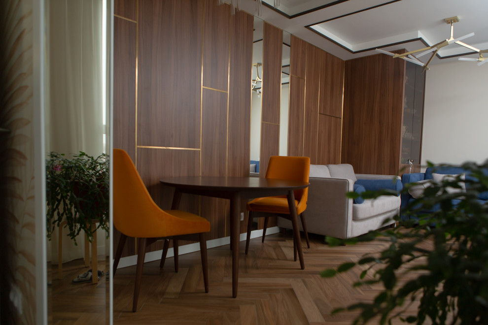 На фото: объединенная гостиная комната среднего размера в современном стиле с коричневыми стенами, паркетным полом среднего тона, зоной отдыха, коричневым полом, деревянными стенами и акцентной стеной