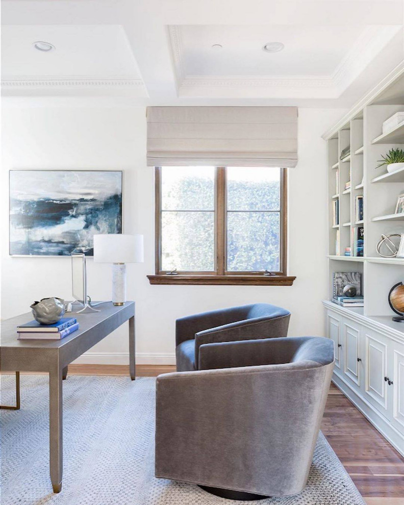 Foto di un ufficio minimalista con pareti bianche, pavimento in legno massello medio, scrivania autoportante e soffitto a cassettoni