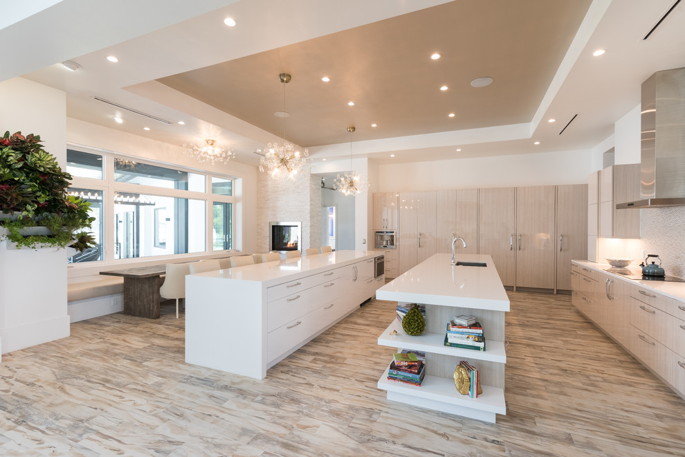 Kitchen - transitional kitchen idea in Orlando