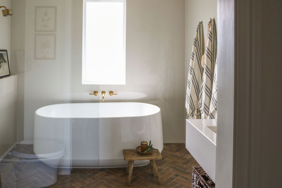 Example of a transitional bathroom design in Toronto