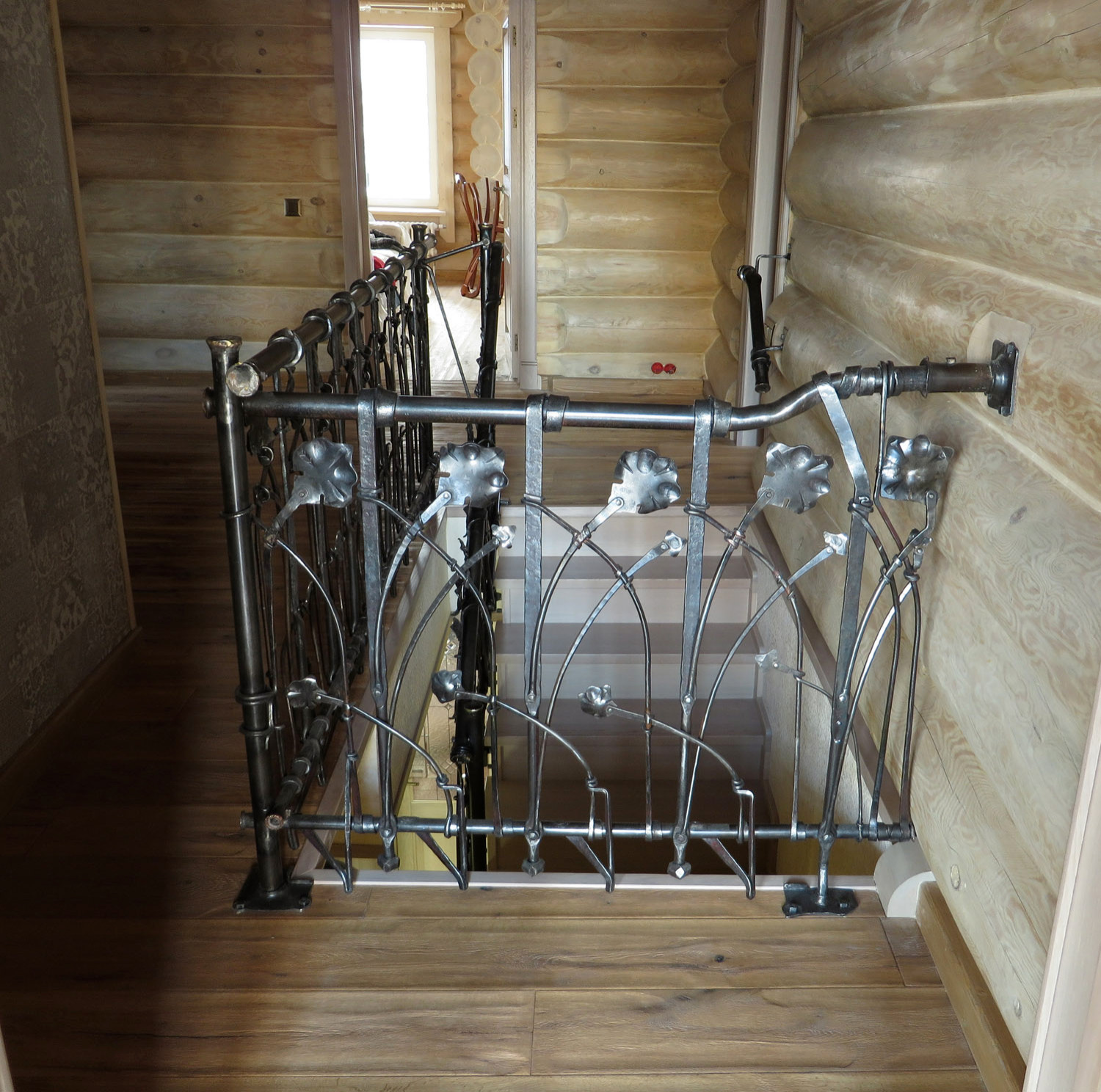 Кованое ограждение лестницы для деревянного дома.