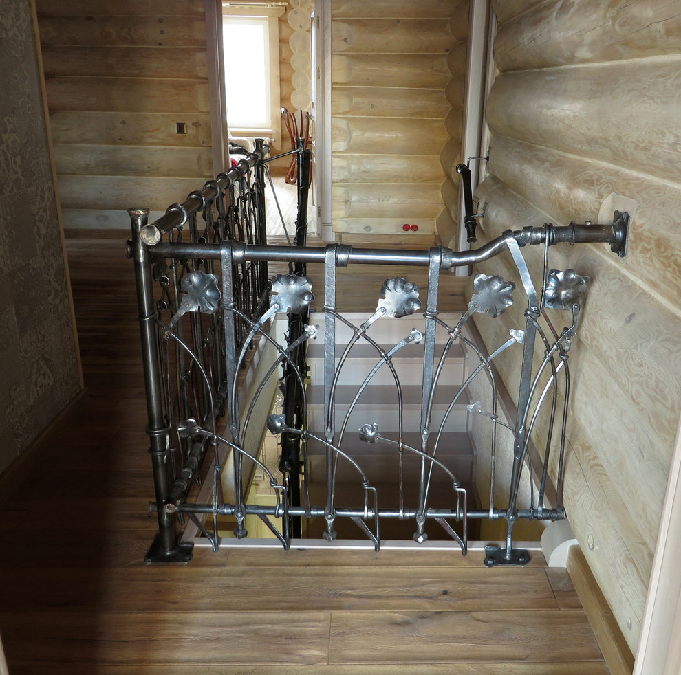 Кованое ограждение лестницы для деревянного дома.