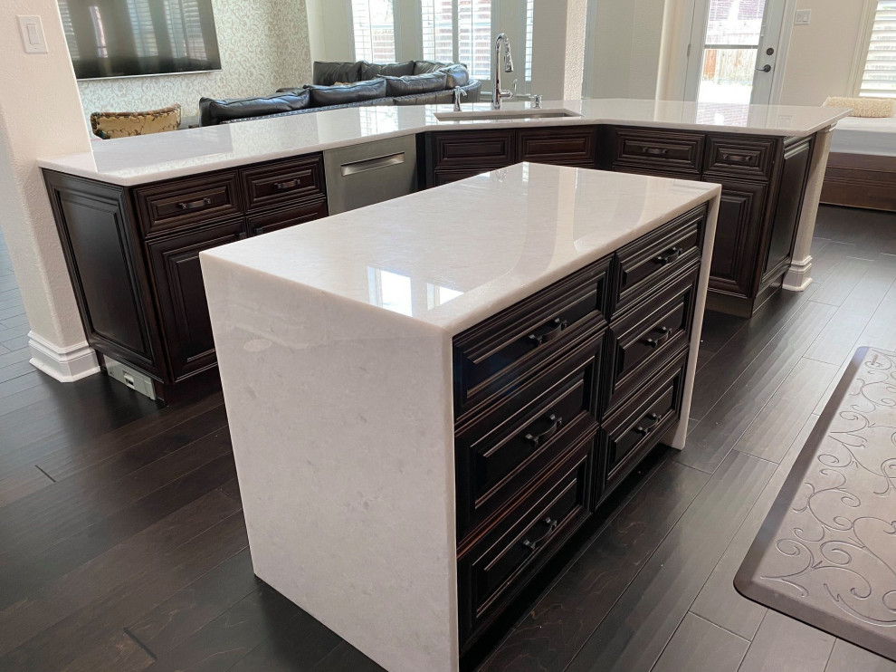 Kitchen - kitchen idea in Austin