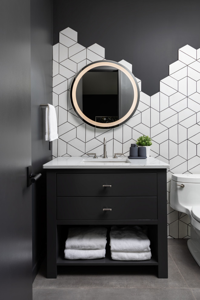 Cette photo montre une salle de bain tendance avec un placard à porte plane, des portes de placard noires, un mur noir, un lavabo encastré, un plan de toilette blanc, meuble simple vasque et meuble-lavabo sur pied.