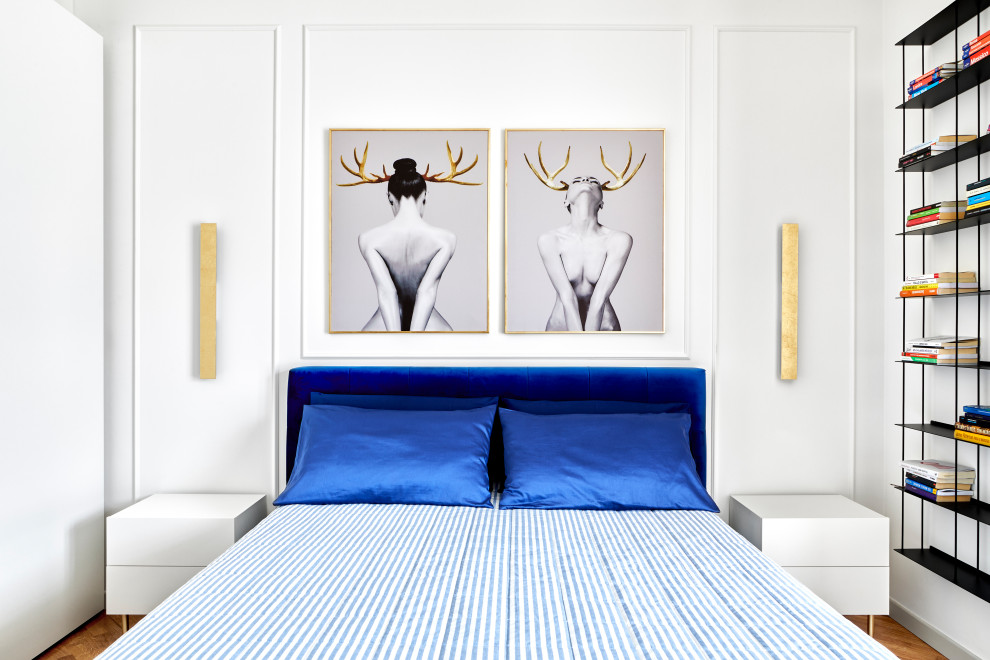 ミラノにある中くらいなコンテンポラリースタイルのおしゃれな主寝室 (白い壁、濃色無垢フローリング、羽目板の壁)