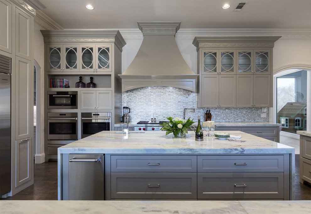 Transitional kitchen photo in Dallas