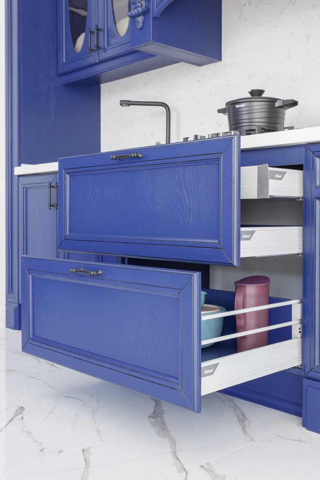 Кухня королевского синего цвета, массив ясеня, классика.