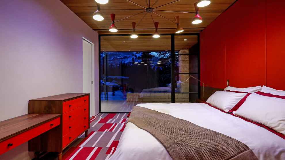 Cette image montre une chambre minimaliste de taille moyenne avec un mur multicolore, un sol multicolore et un plafond en bois.