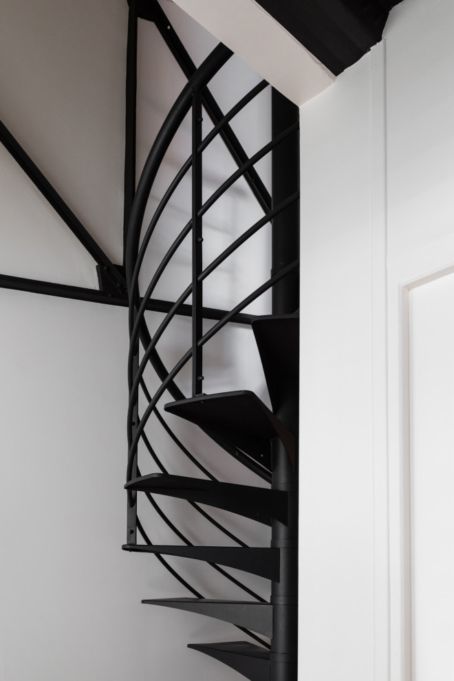 Пример оригинального дизайна: винтовая металлическая лестница среднего размера в современном стиле с бетонными ступенями и металлическими перилами