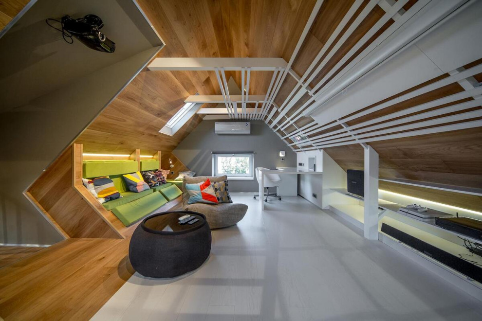 Foto di un soggiorno design di medie dimensioni e chiuso con sala giochi, pareti beige, pavimento in legno massello medio, pavimento beige, travi a vista e pareti in legno