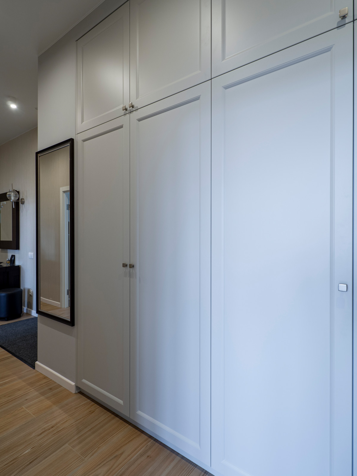 Меблировка прихожей и санузла в светло-мятном цвете