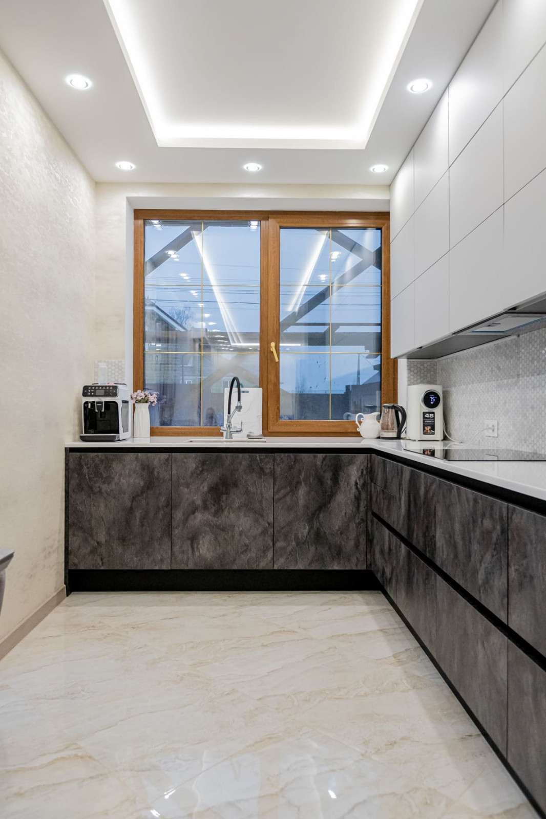 Угловая кухня в сером и черном цвете в стиле лофт