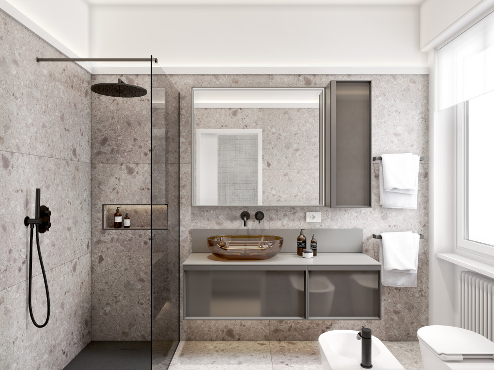 Bild på ett litet funkis grå grått badrum med dusch, med luckor med glaspanel, svarta skåp, en öppen dusch, en toalettstol med separat cisternkåpa, grå kakel, porslinskakel, vita väggar, klinkergolv i porslin, ett fristående handfat, bänkskiva i akrylsten, grått golv och med dusch som är öppen