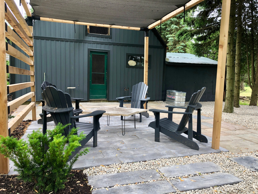 Foto di un privacy in giardino country esposto a mezz'ombra dietro casa con pavimentazioni in cemento e recinzione in legno