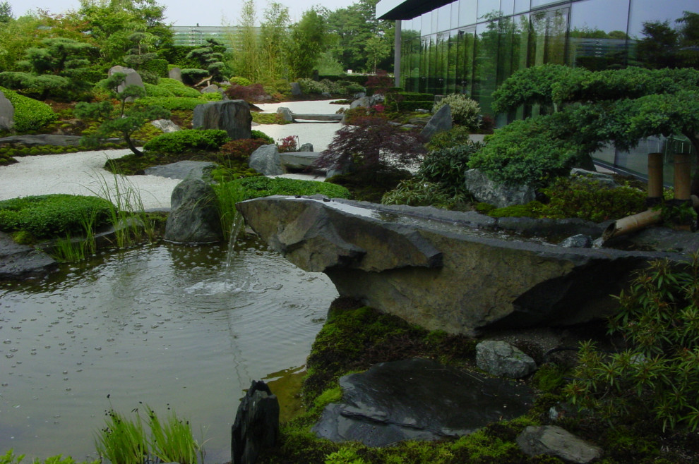 Gartenweg im Sommer, hinter dem Haus mit Gartenweg und direkter Sonneneinstrahlung in Hanover