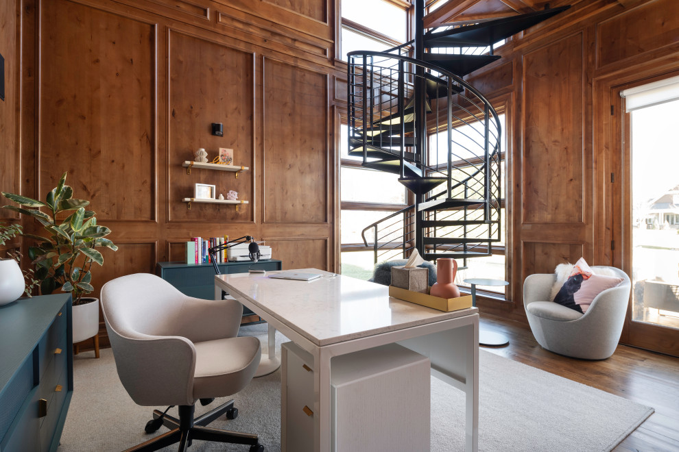 Пример оригинального дизайна: большое рабочее место в современном стиле с коричневыми стенами, паркетным полом среднего тона, отдельно стоящим рабочим столом, коричневым полом и деревянными стенами