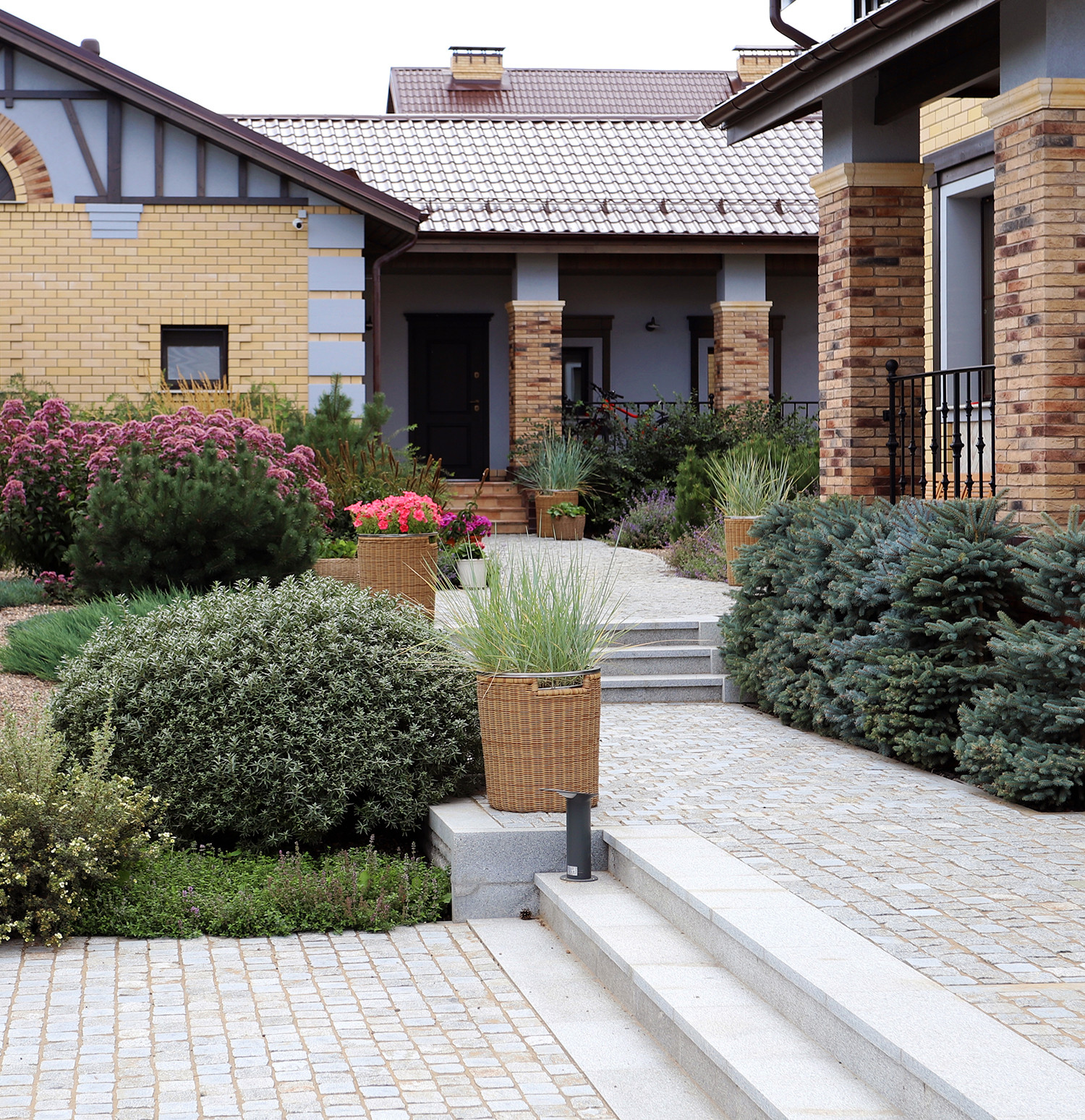 Элимус песчаный в плетеных корзинах и другие сизоватые и серебристые растения